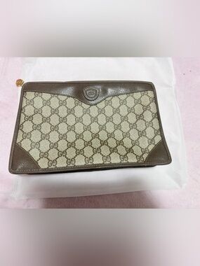 CLUTCH Gucci Gold Plaque Leather Trim in Brown and Cream